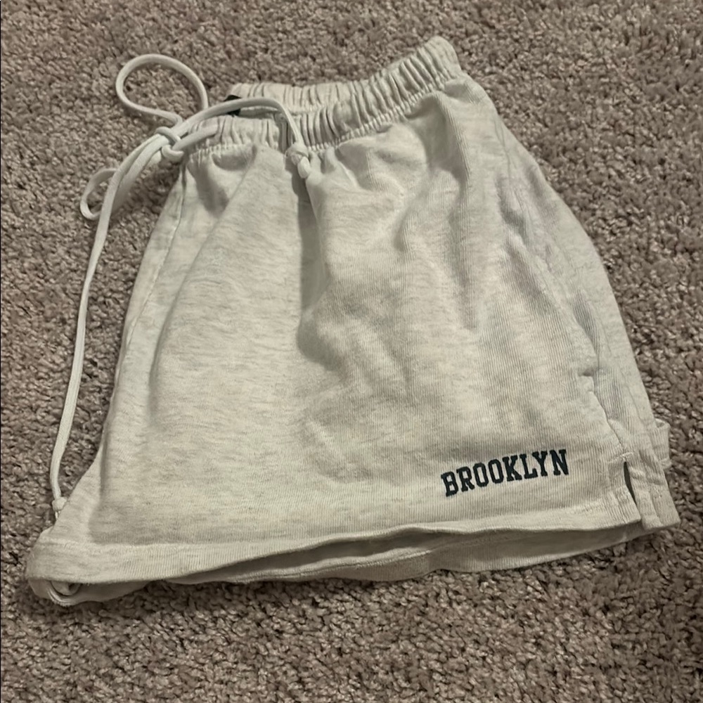 BRANDY MELVILLE BROOKLYN LIGHT GREY SHORTS